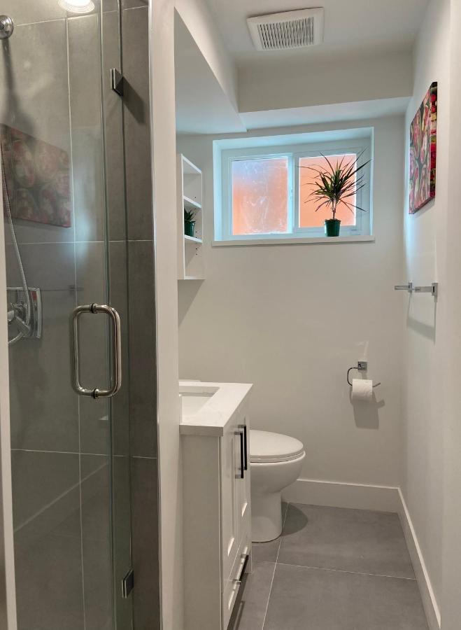 Newly Renovated Walkout Basement In Vancouver With Separate Entrance Exterior photo