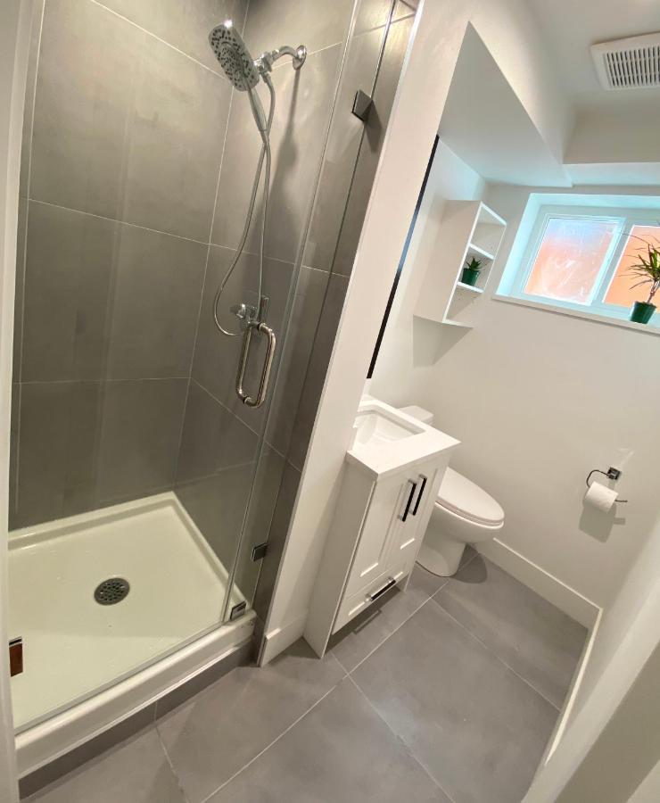 Newly Renovated Walkout Basement In Vancouver With Separate Entrance Exterior photo